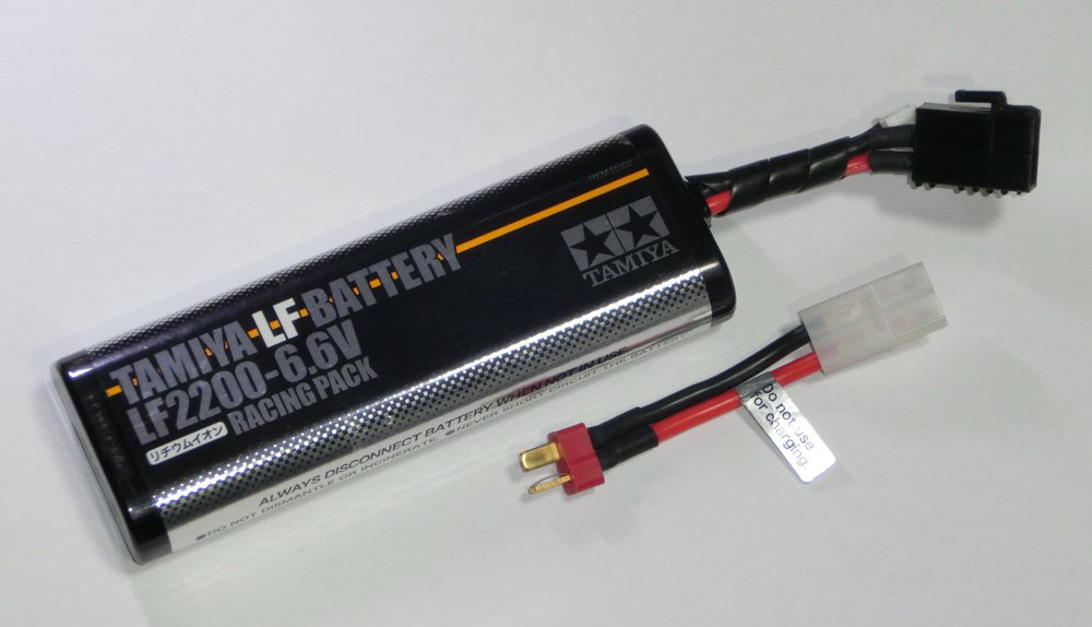 A Deans T-plug to large Tamiya adapter lead next to a Tamiya-plug battery pack
