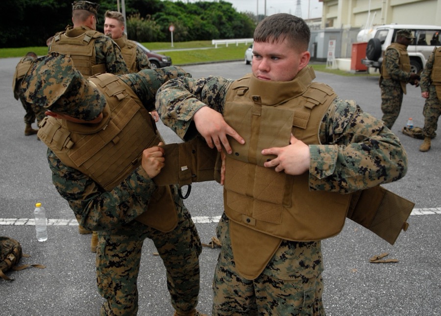 Fastening and adjusting the cummerbund on a plate carrier