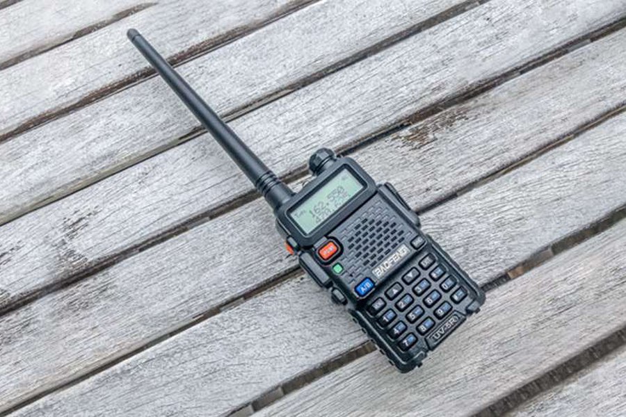 Baofeng UV-5R 手持無線電，生存遊戲通訊的預設選擇