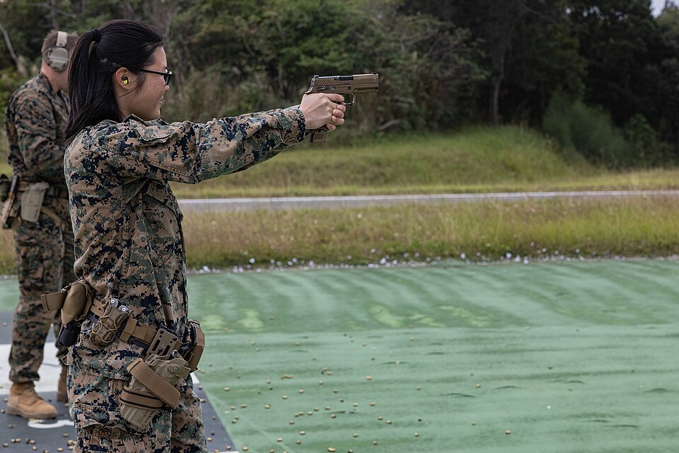 戶外靶場的實用射擊比賽場景