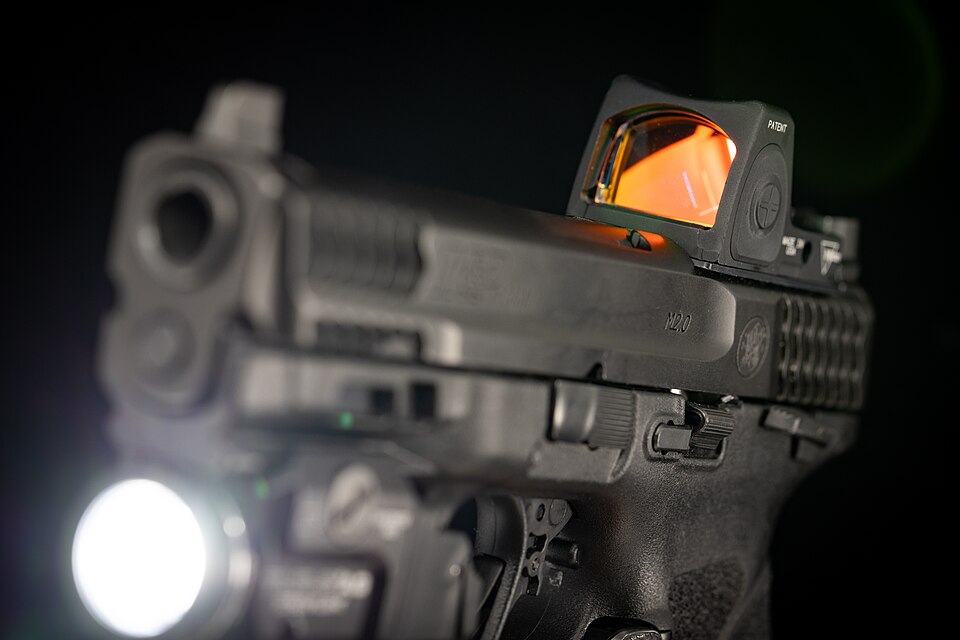 A full-size striker-fired pistol with a slide-mounted red dot — the optic has to be found on the draw, but it makes splits two through six easier almost immediately. Photo by Tony Webster (CC BY 2.0)