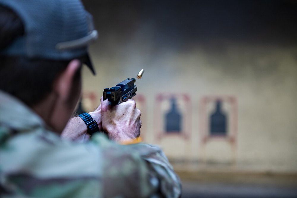 射手對多個 IPSC 靶射擊