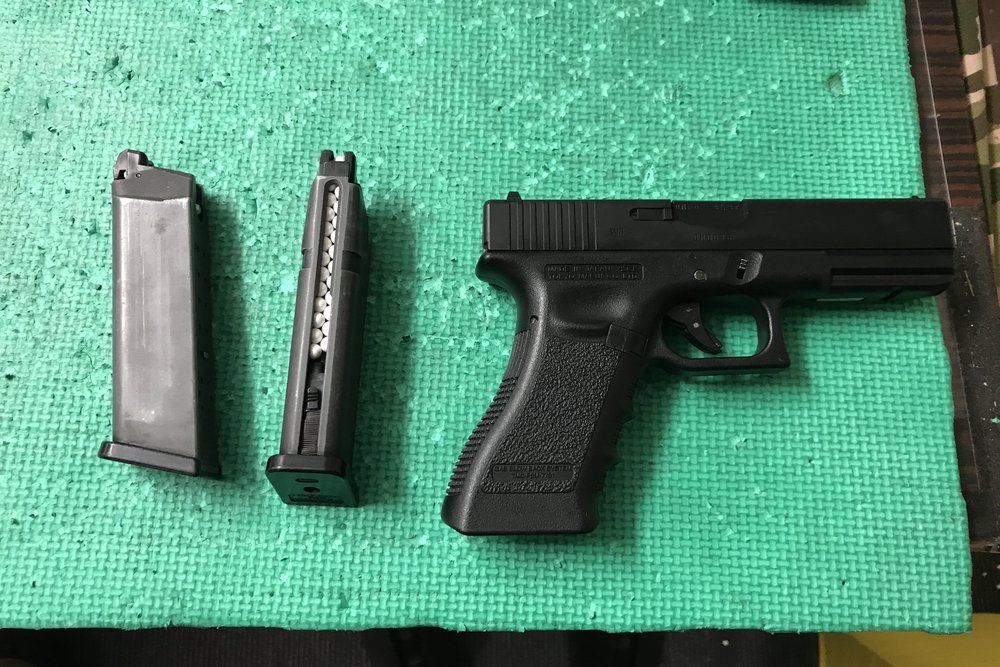 Tokyo Marui Glock 17 瓦斯手槍與兩個彈匣，其中一個裝著 BB 彈