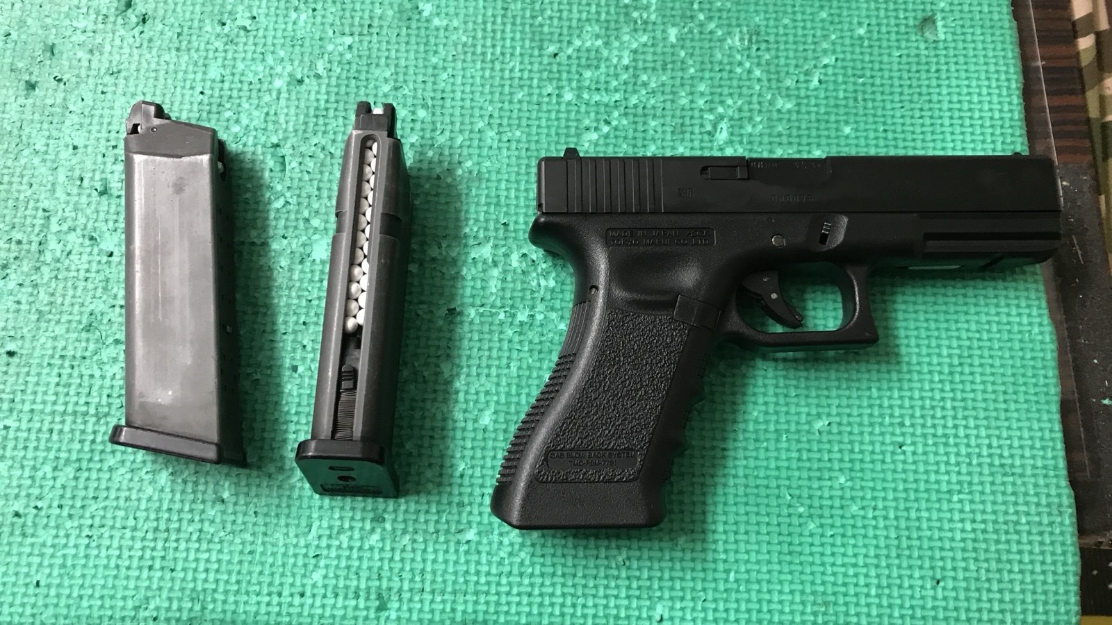 東京丸井 Glock 17 瓦斯手槍與兩個瓦斯彈匣——液態瓦斯和 BB 彈裝在同一個彈匣裡