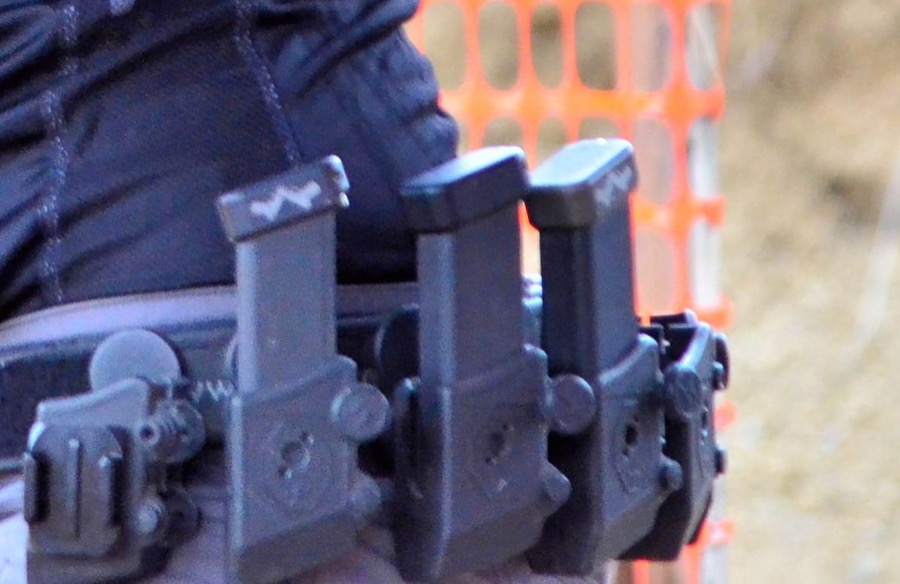 競技腰帶上四個獨立的 Kydex 彈匣袋，每袋各放一支彈匣——這就是 USPSA 附錄 D7 要求的「各自獨立容納」（攝影：zinkpics，CC BY-SA 2.0）