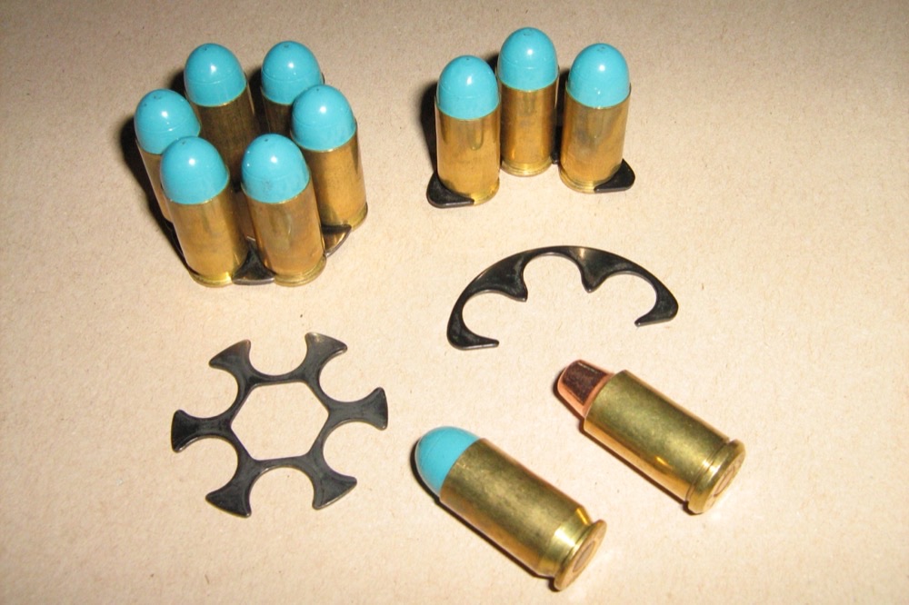 Full moon clips and half moon clips loaded with .45 ACP, plus empty clips and a .45 Auto Rim cartridge for comparison — in IDPA Revolver a clip counts as one loading device under 8.1.4 (photo: Krd, Wikimedia Commons, public domain)