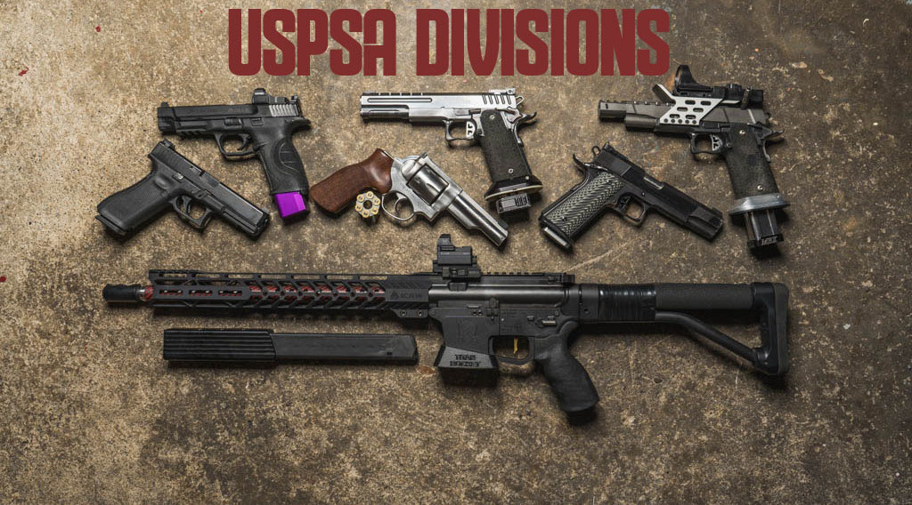 射手在 IPSC/USPSA 實用射擊賽程中持槍射擊靶位