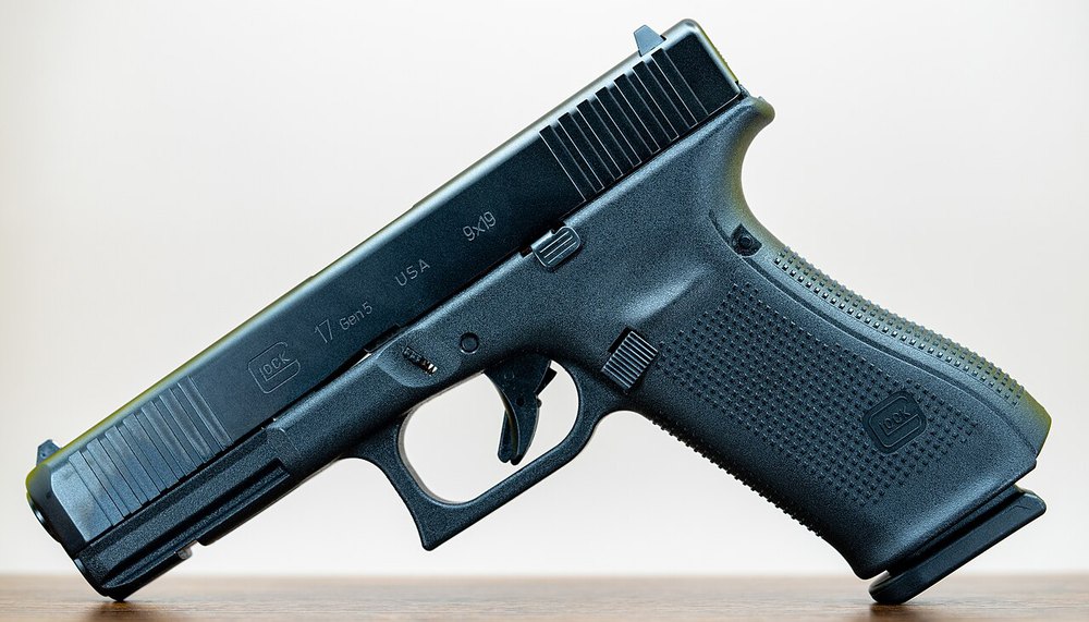 Glock 17 Gen 5（9x19）——握把已取消指溝，這是與上面那把 Gen 4 最容易一眼分辨的外觀差異