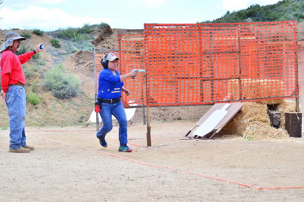 裁判全程跟隨射手完成 IPSC 關卡