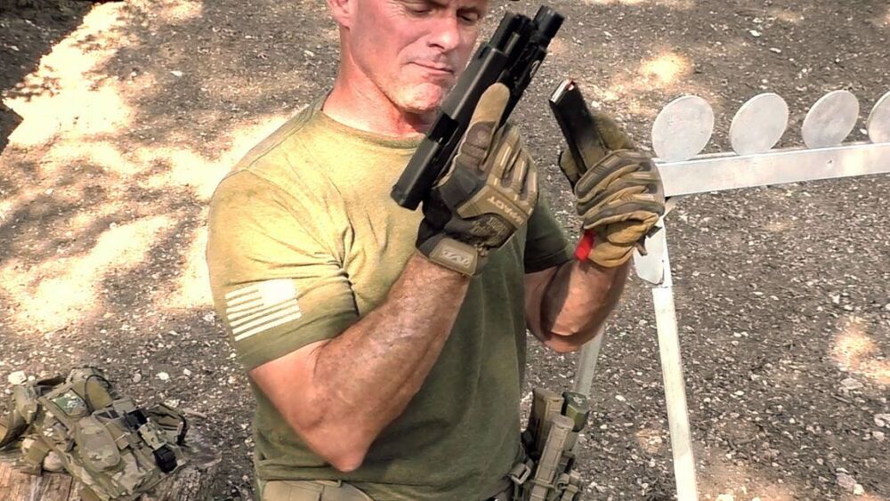 換彈匣動作分解示意圖