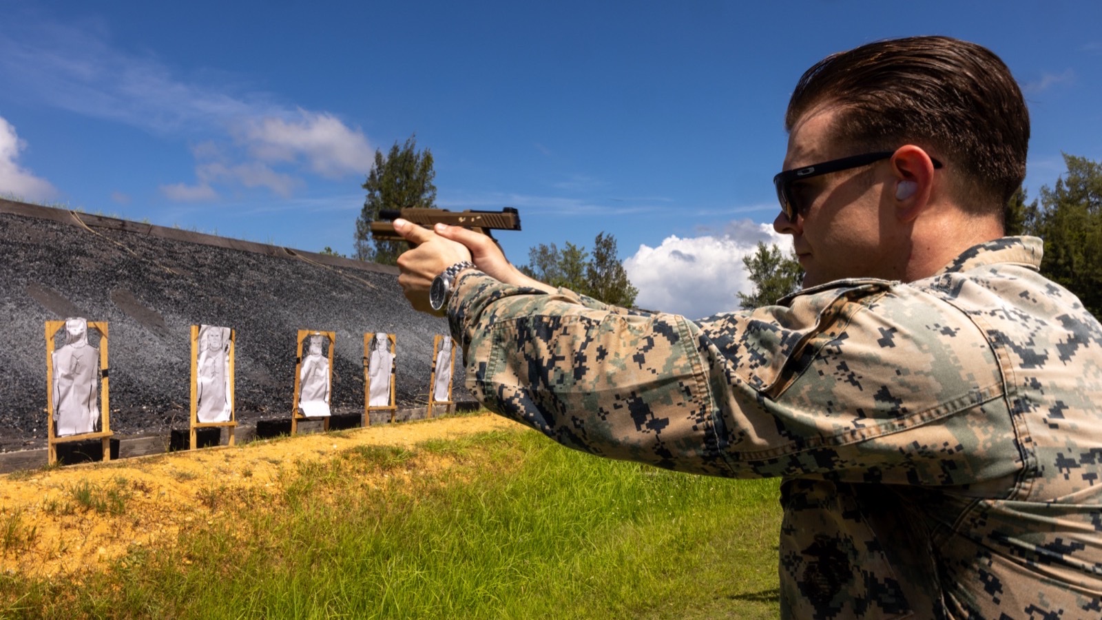美國陸戰隊員在沖繩 Camp Hansen 的 Combat Pistol Program 考核中以 M18 手槍射擊