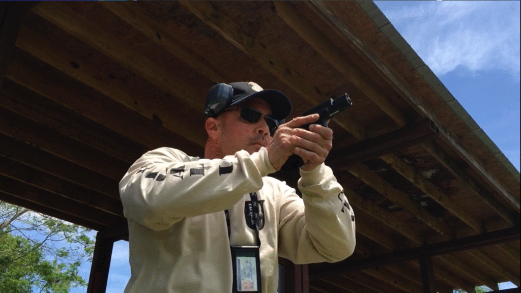 手槍快速拔槍技巧訓練