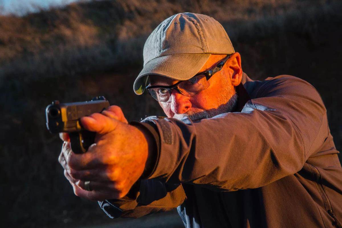 雙手握槍姿勢示範