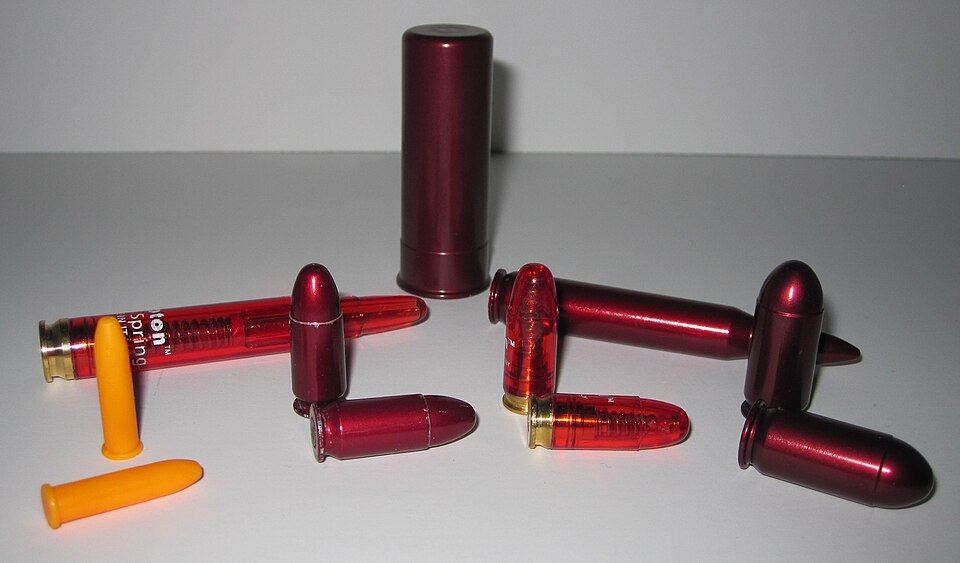 各式惰性訓練假彈（snap caps），含 9mm 鋁製假彈、.22 塑膠假彈與內建緩衝彈簧的訓練彈