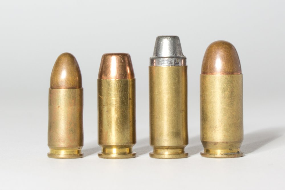 9mm、.40 S&W、10mm Auto、.45 ACP 四種手槍彈並排——彈頭的 grain 重量就是 power factor 公式的前半段
