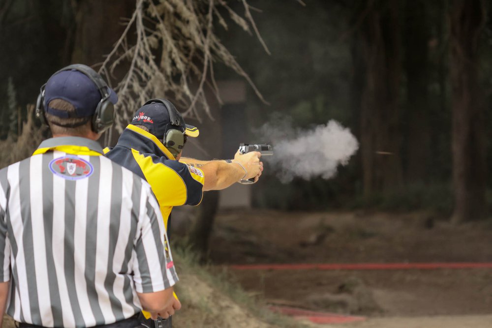 2013 年 IPSC 澳亞手槍錦標賽的選手開槍瞬間——這一槍背後的動量，就是 power factor 在量的東西