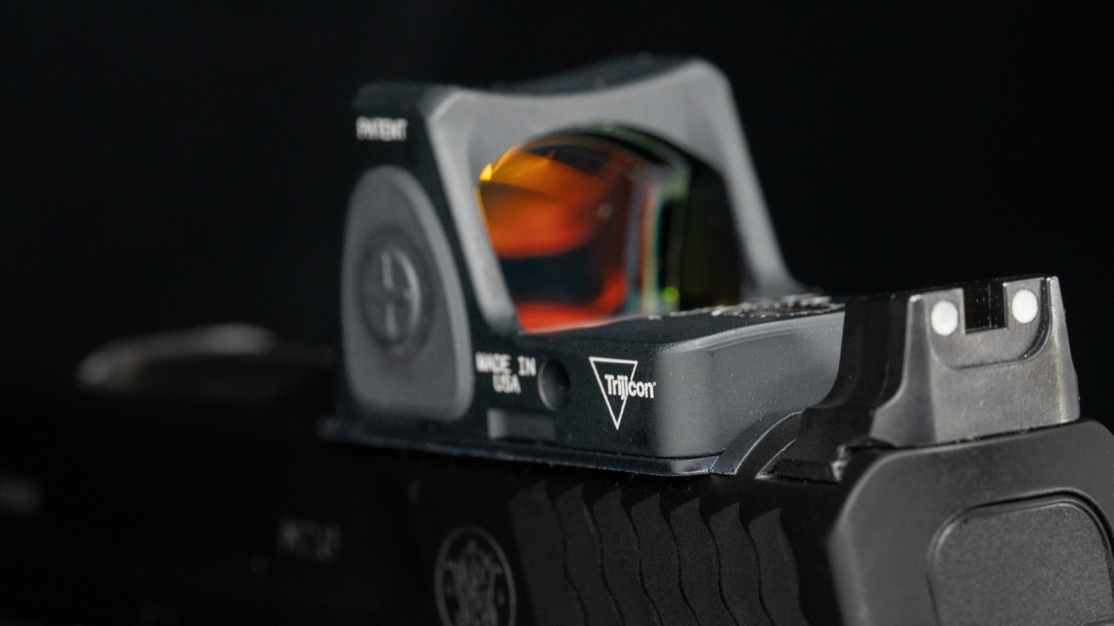 Trijicon RMR 紅點瞄具裝在 Smith & Wesson M&P 2.0 滑套上的近照，前景是後照門
