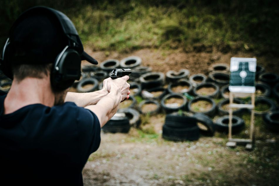射手面對紙靶等待起始嗶聲：PAR 時間訓練的起跑畫面