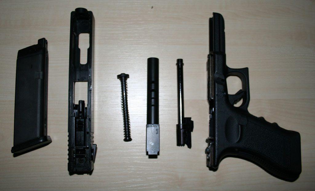 Airsoft Glock G18C 分解零件：彈匣、滑套、復進簧導桿、外管、內管與槍身