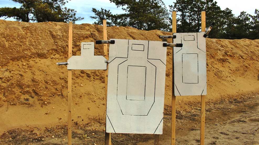 土堤前的 USPSA 制式靶陣列：全靶、縮小靶與部分遮蔽靶，正是 classifier 圖解裡會標明的元素