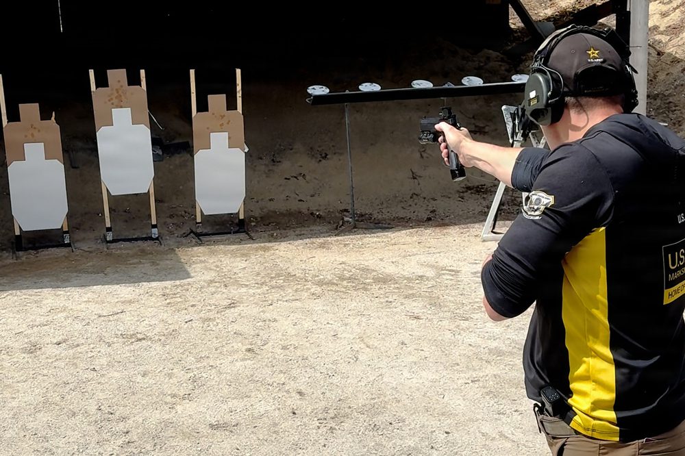 實用射擊選手在關卡中對紙板標靶射擊